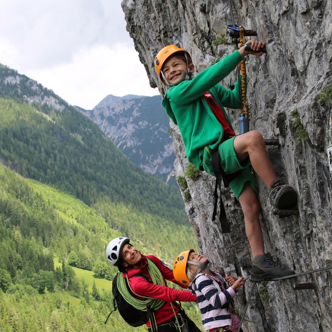 Familie beim Klettern © Schladming-Dachstein_raffalt