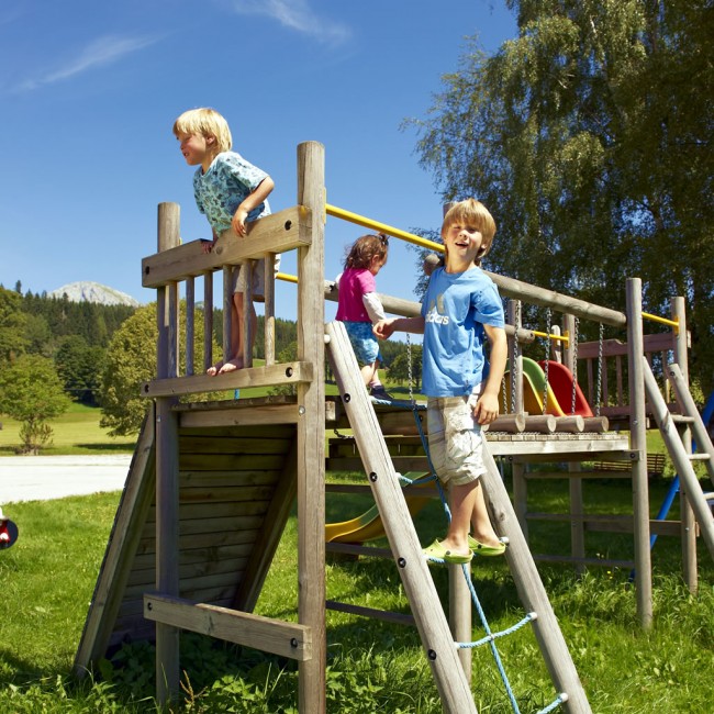 Kinder spielen am Spielplatz beim Stockerwirt