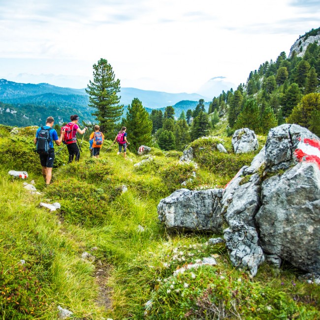 Familie beim Wandern © René-Eduard Perhab_TVB-HAG