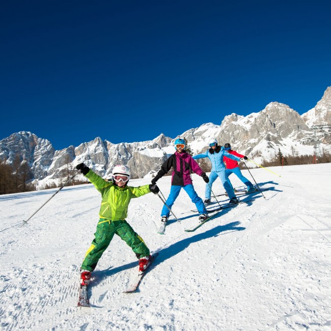 Kinder haben Spaß beim Skifahren im Familienskigebiet Ramsau